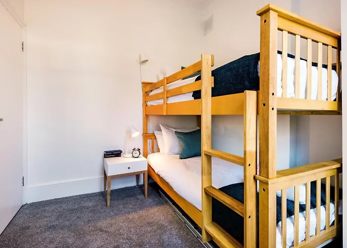 Bright And Modern Earls Court Gem